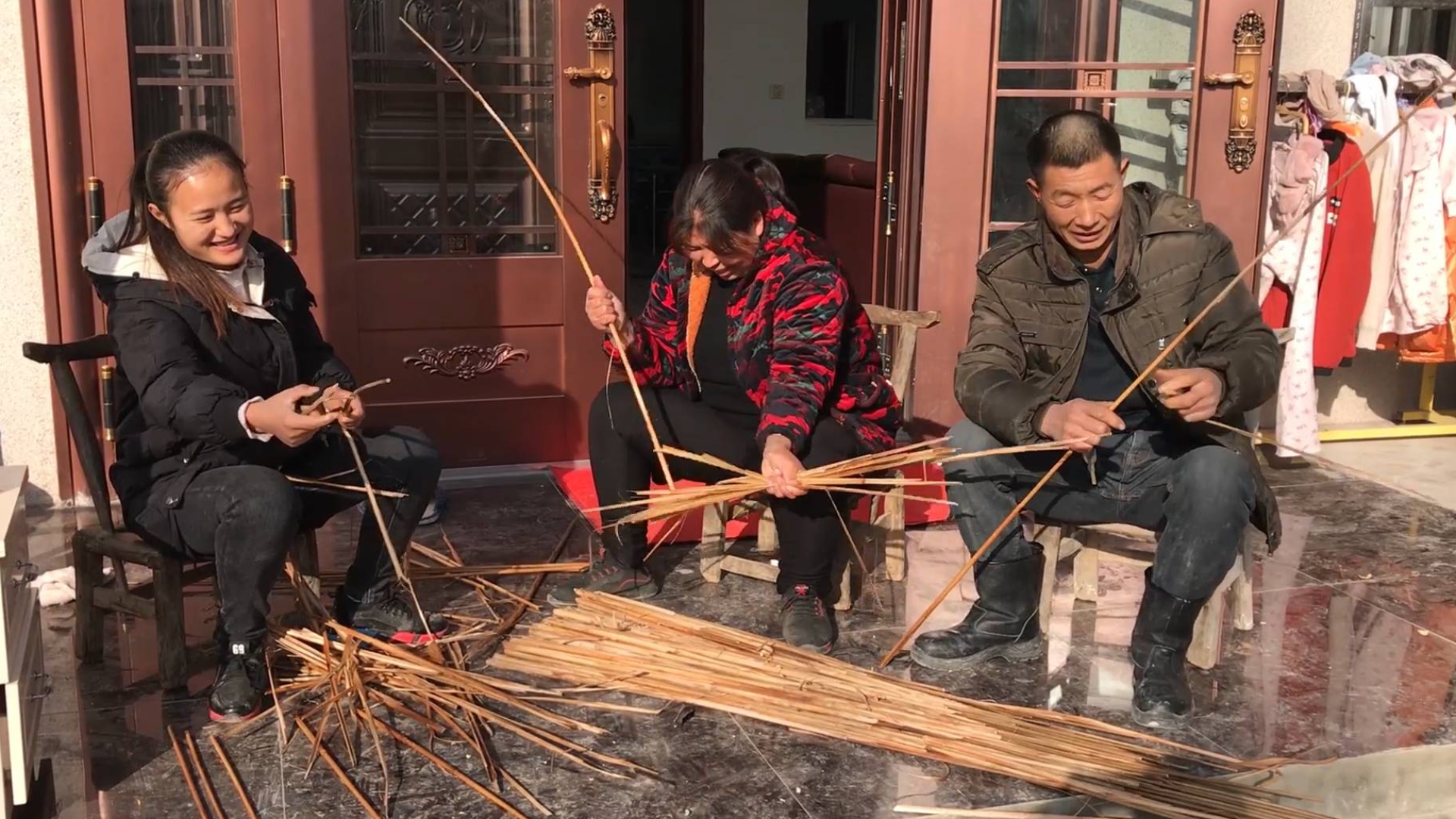 已经入住新房了,农村媳妇想买一张餐桌放厨房,先给公婆商量商量